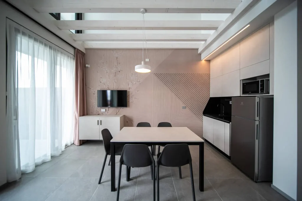 Moderno soggiorno minimalista al Residence