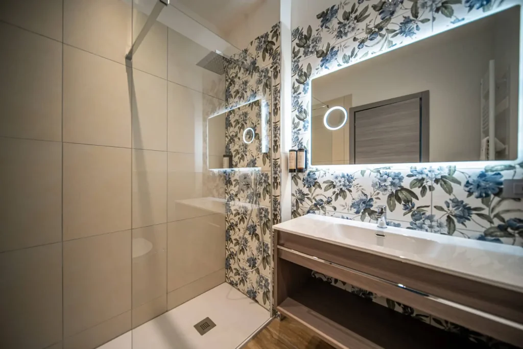 Bagno moderno con piastrelle floreali