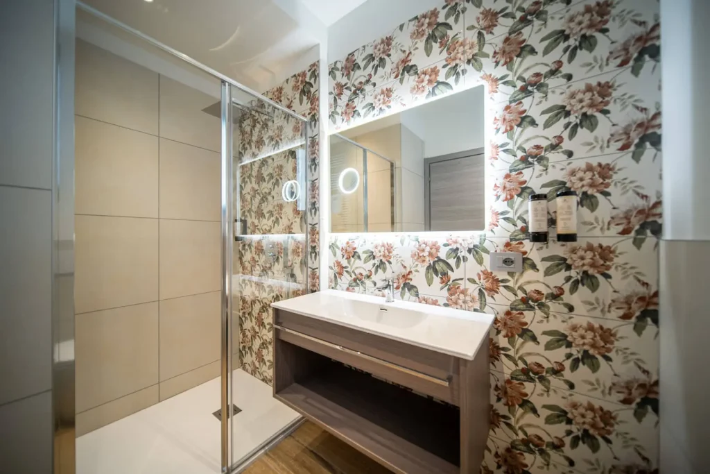 Bagno moderno con piastrelle floreali