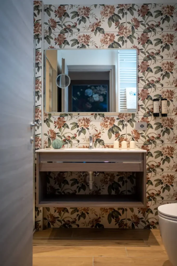 Bagno elegante con carta floreale