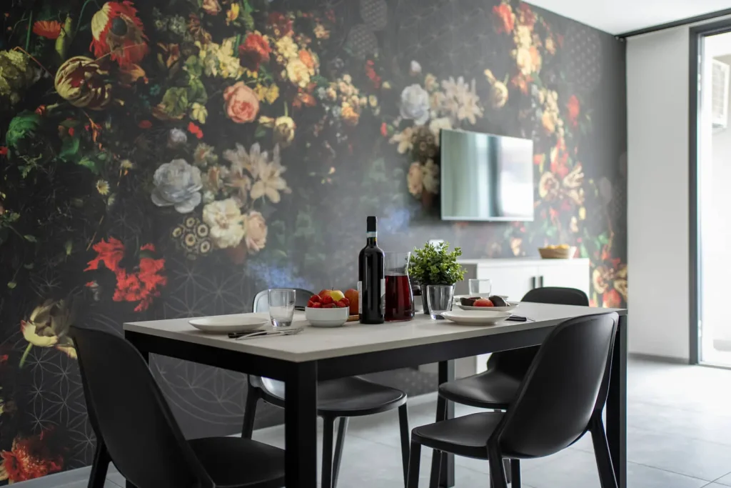 Sala da pranzo elegante con sfondo floreale