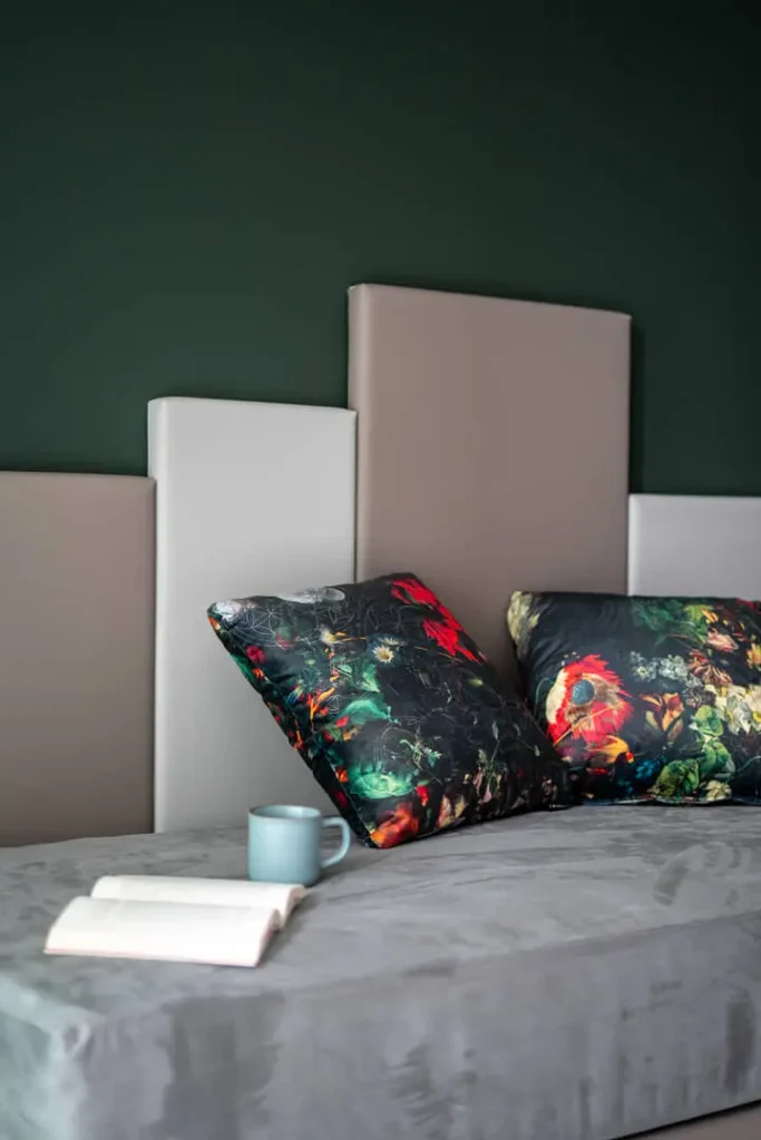 Angolo relax con cuscini colorati