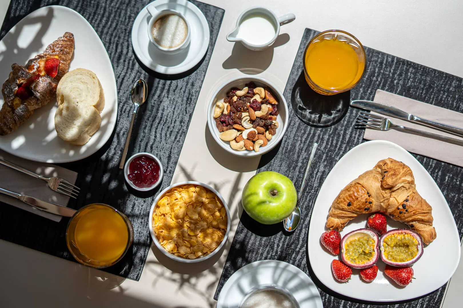 Colazione con frutta e dolci.