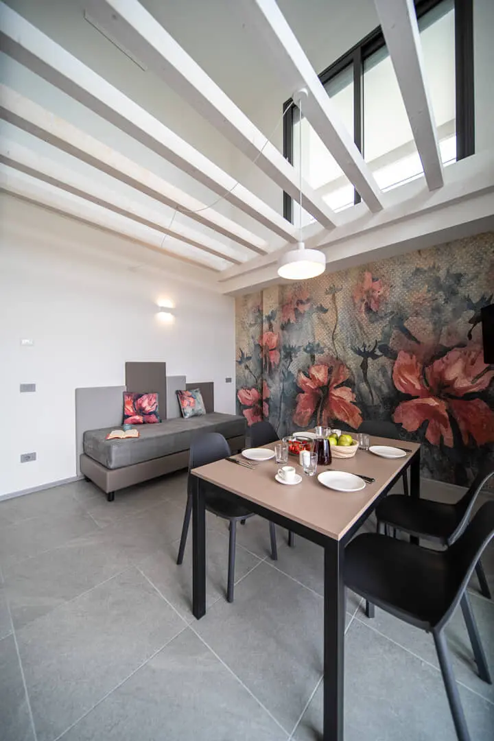 Interno elegante con accenti floreali