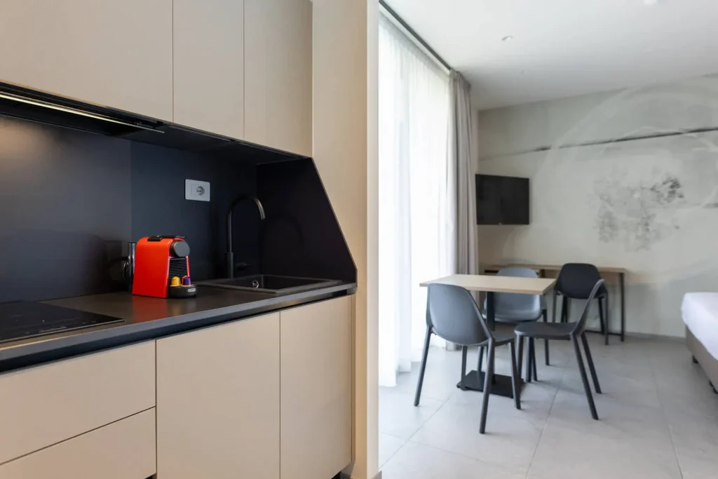 Monolocale con cucina moderna