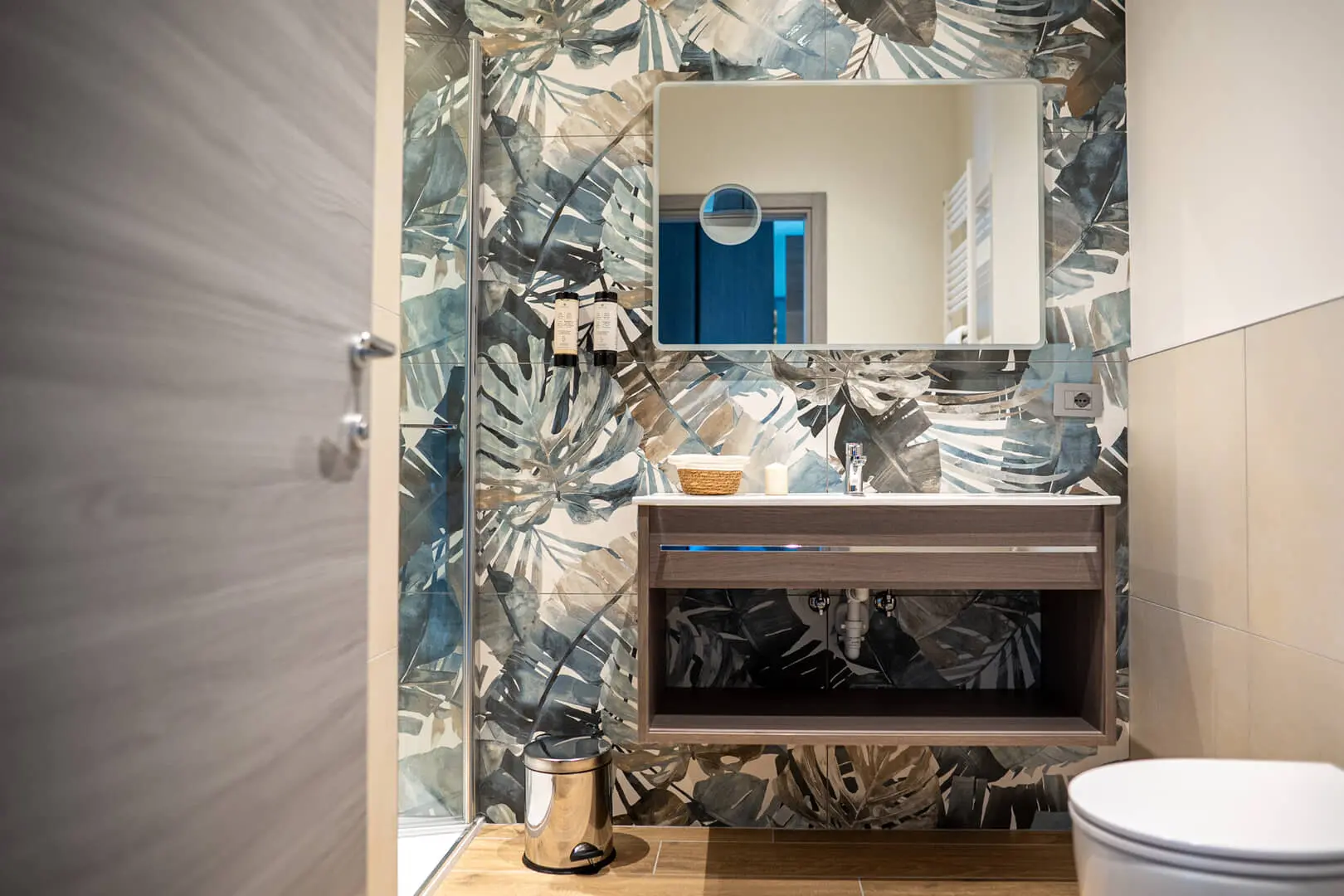 Bagno elegante con design naturalistico