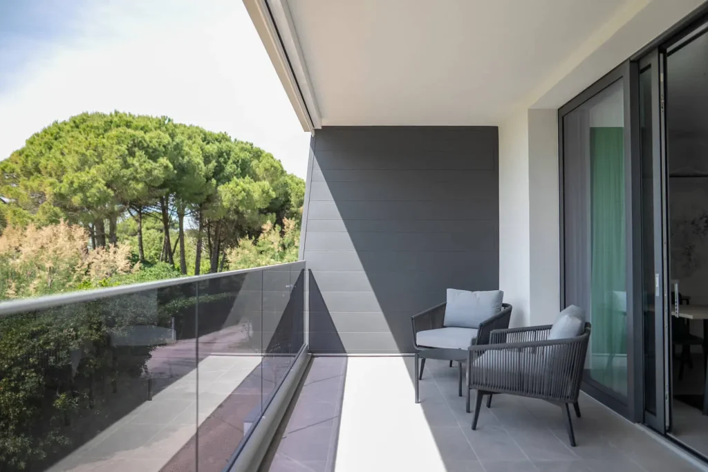 Balcone privato con sedie moderne