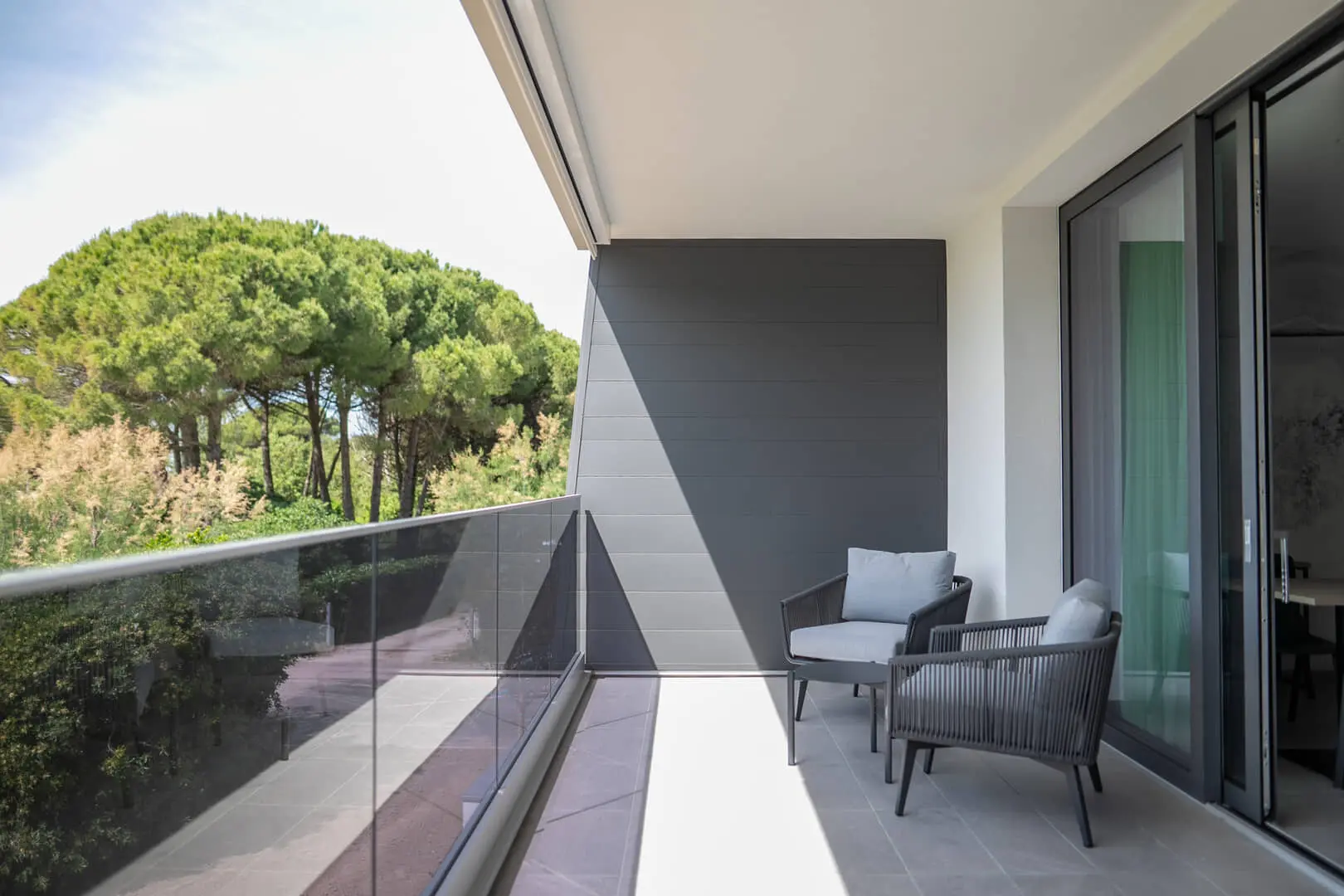 Balcone privato con sedie moderne