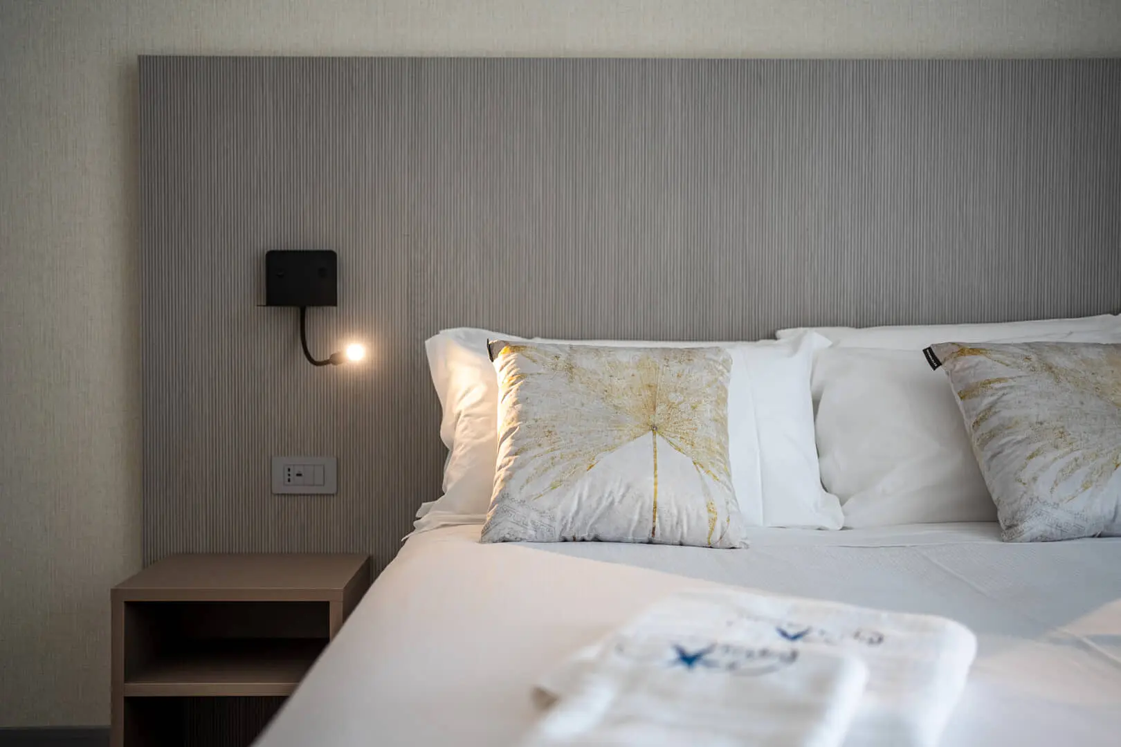 Camera da letto elegante e minimalista