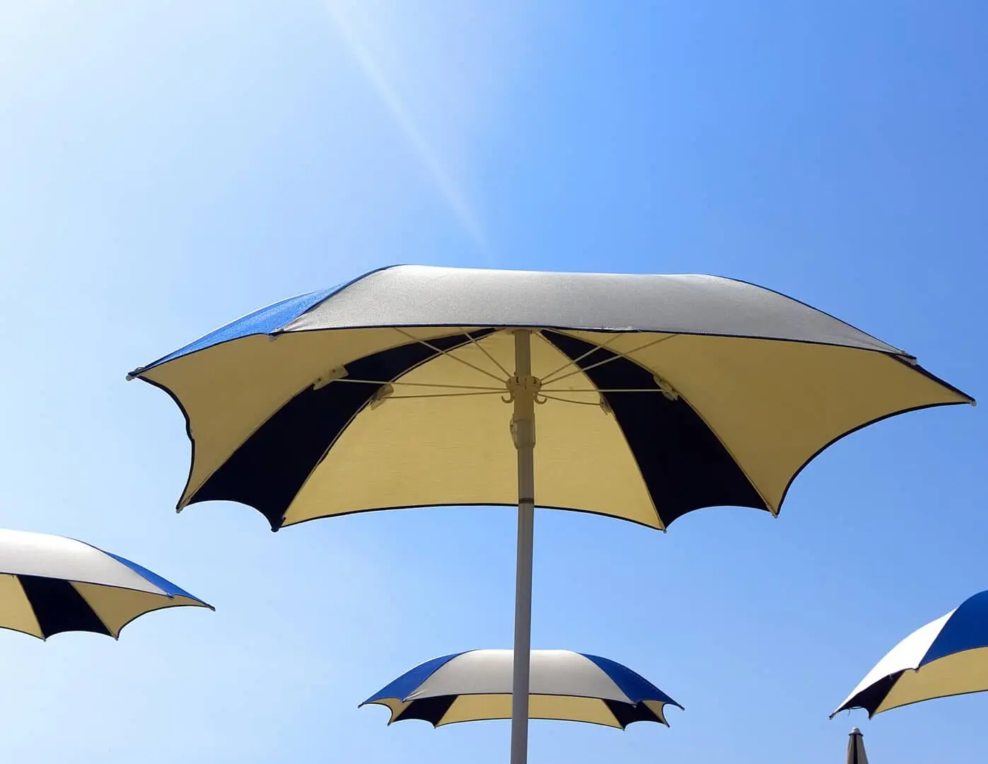 Ombrelloni sotto il cielo blu estivo