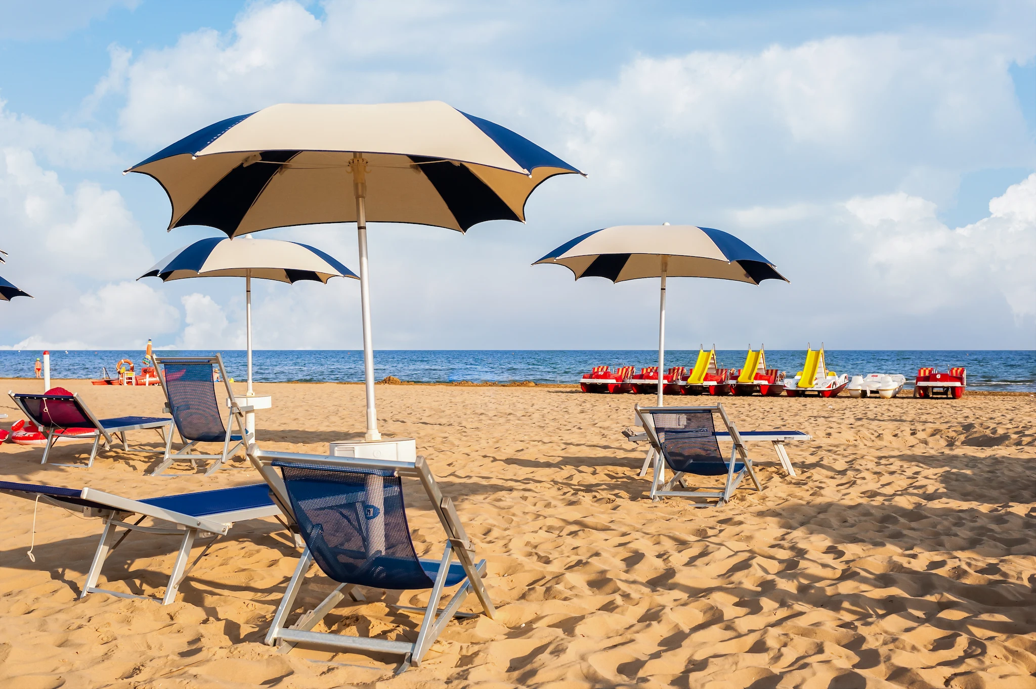 Spiaggia con sdraio e ombrelloni