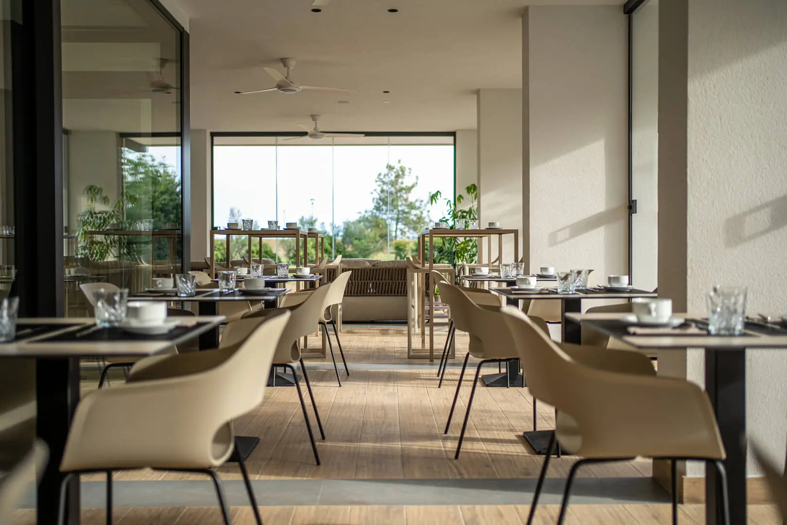 Sala da pranzo con vista verde esterna