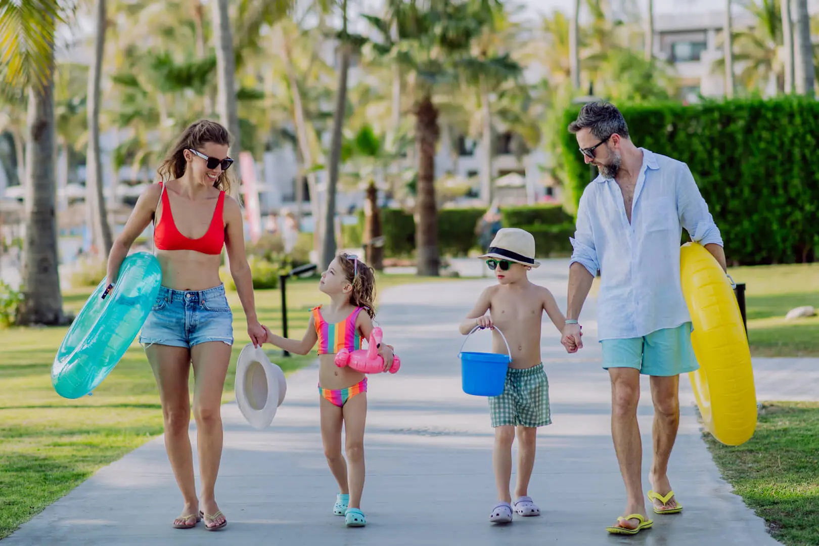 Famiglia felice in vacanza al mare