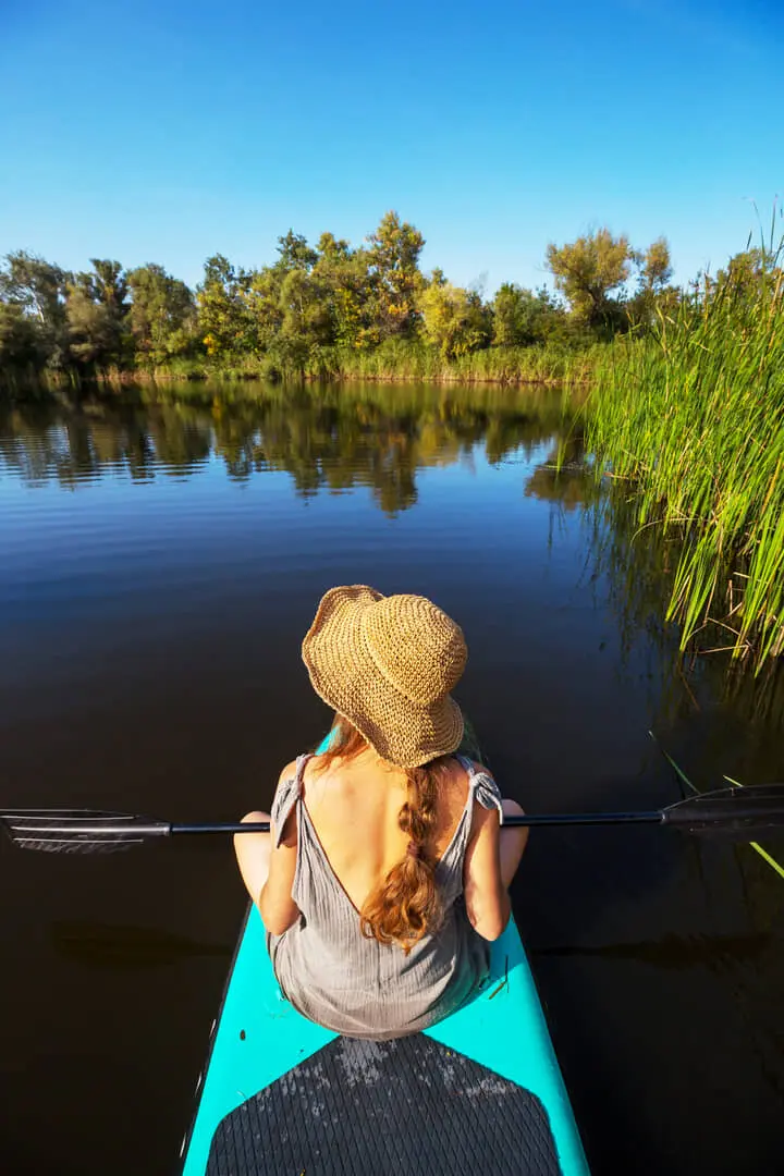 Canoa sul fiume in natura verde