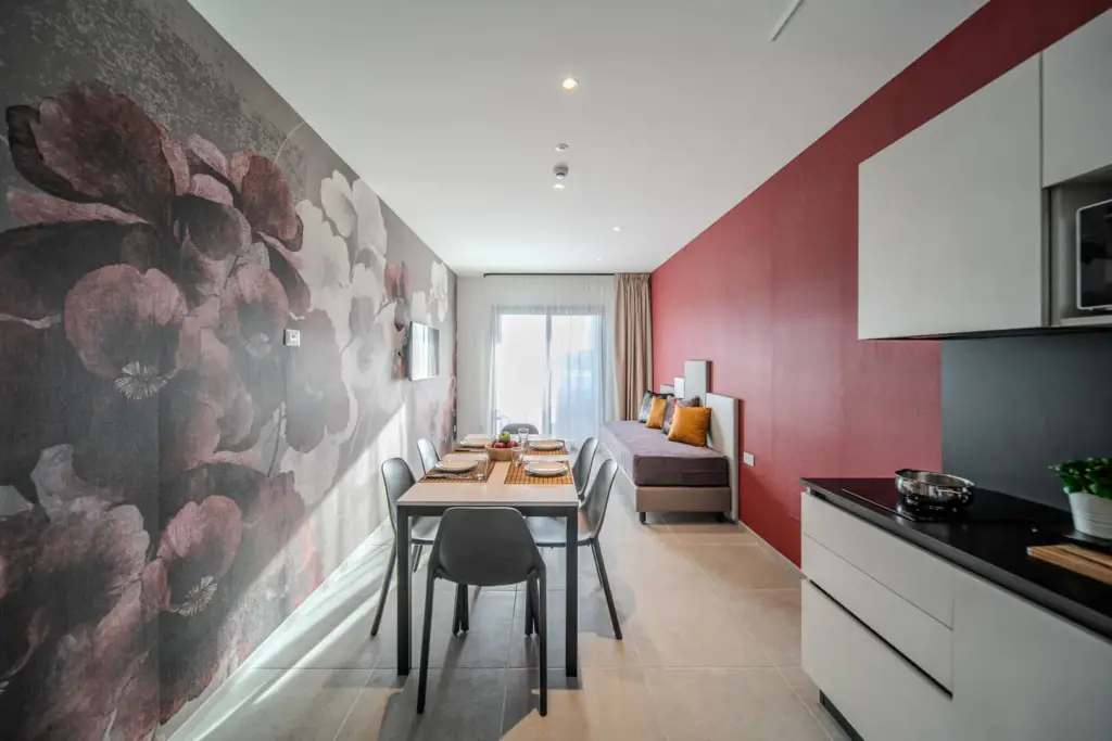 Cucina moderna con tavolo da pranzo apparecchiato.