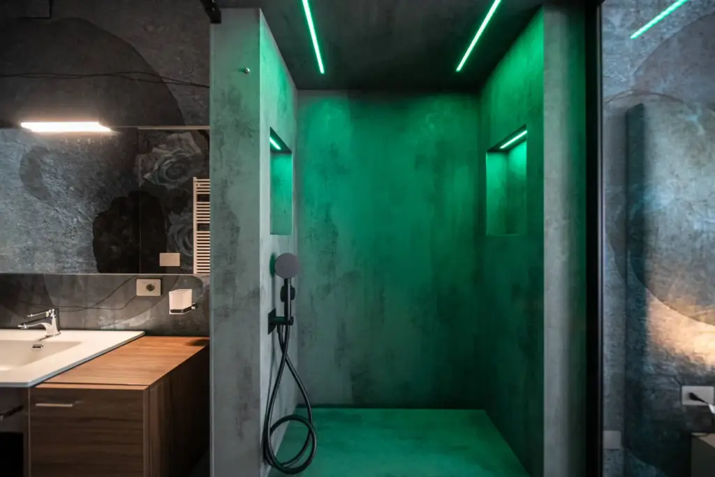 Doccia moderna con illuminazione LED verde.