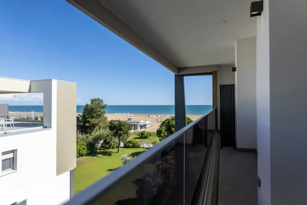 Vista dalla terrazza sul mare e spiaggia.