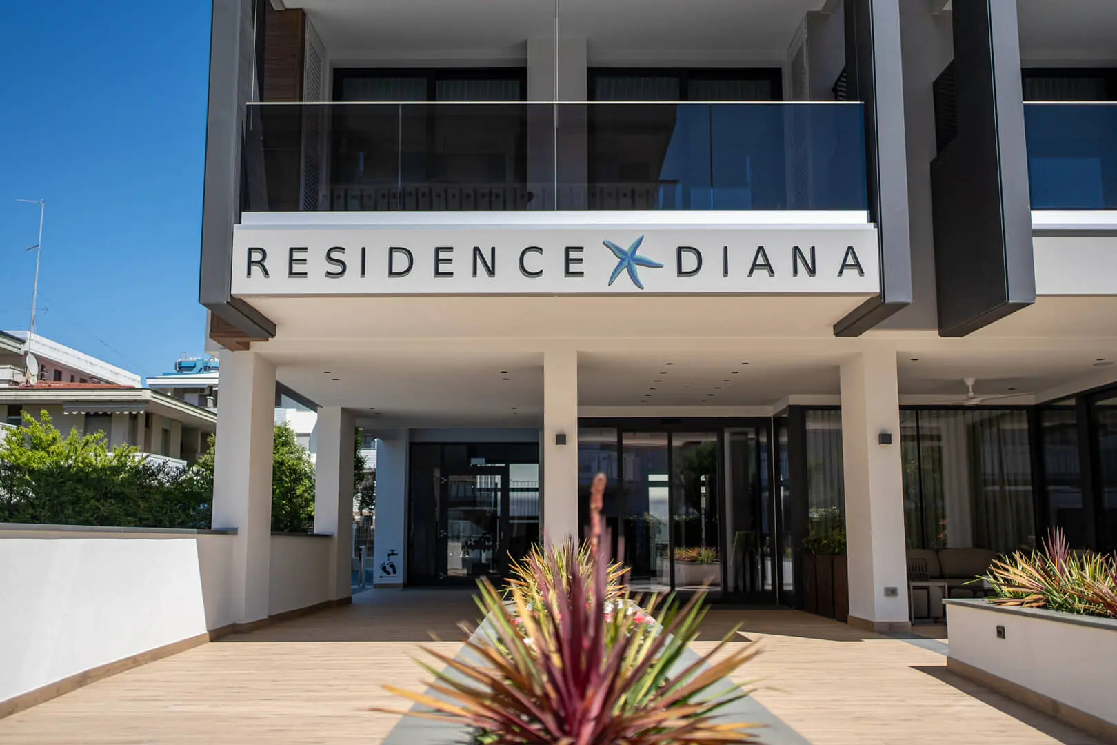 Ingresso della struttura Residence Diana con decorazioni moderne.