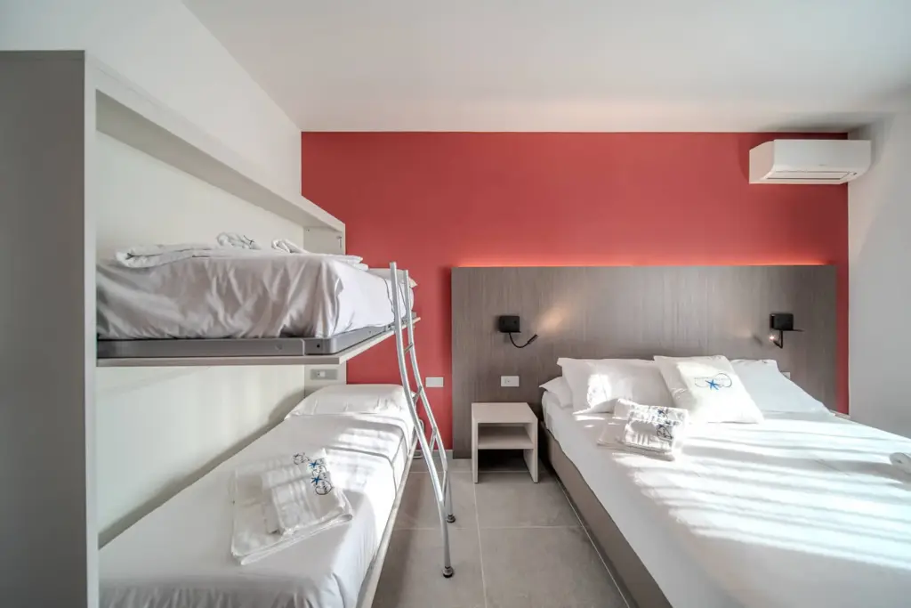Camera da letto moderna con letti a castello.