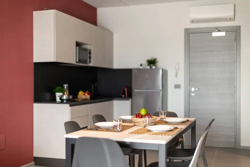 Cucina moderna con tavolo apparecchiato e frigorifero.
