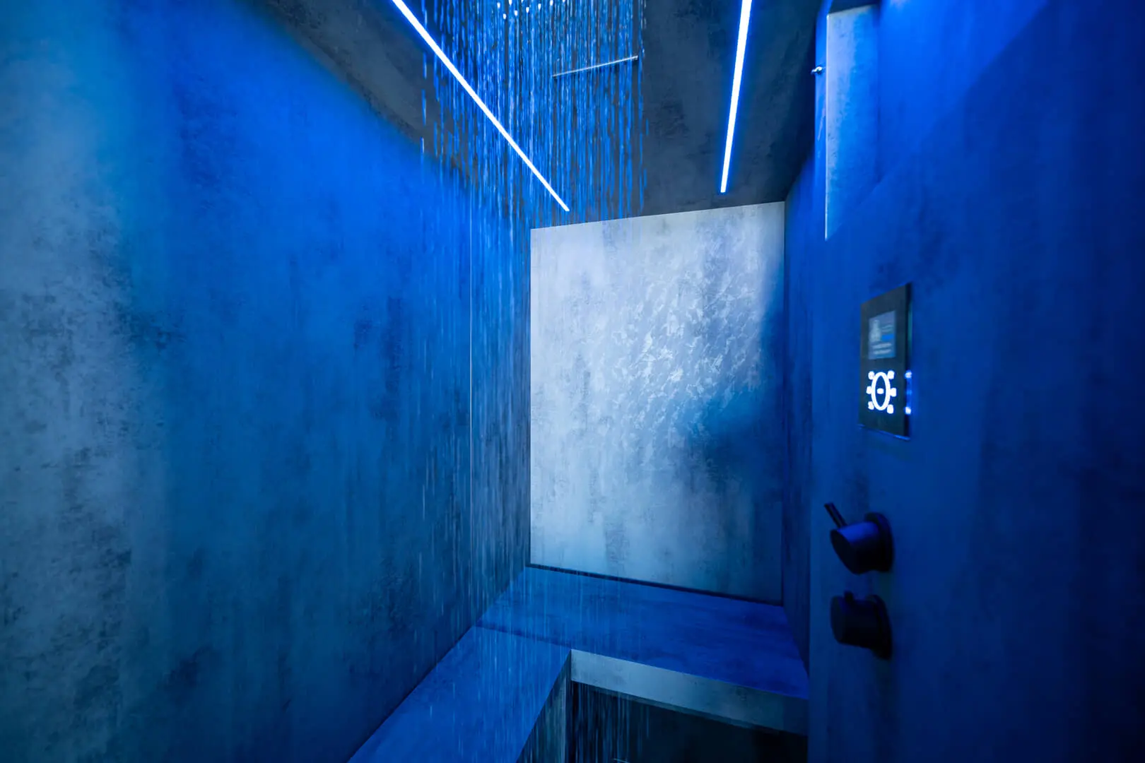 Doccia futuristica con luci blu.