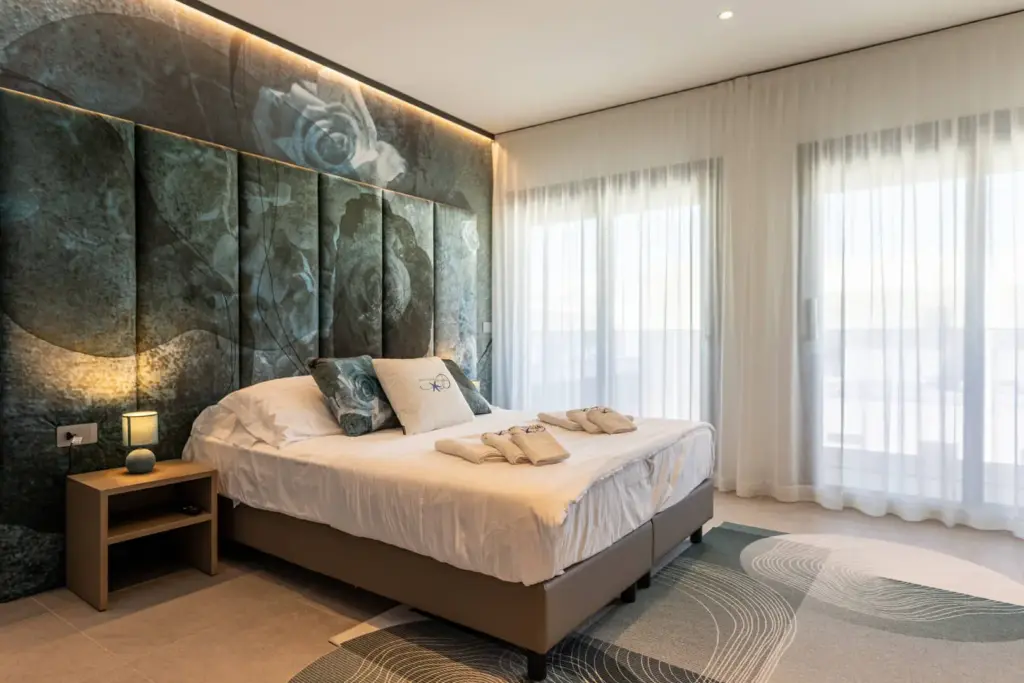 Camera da letto moderna con letto e decorazioni eleganti.