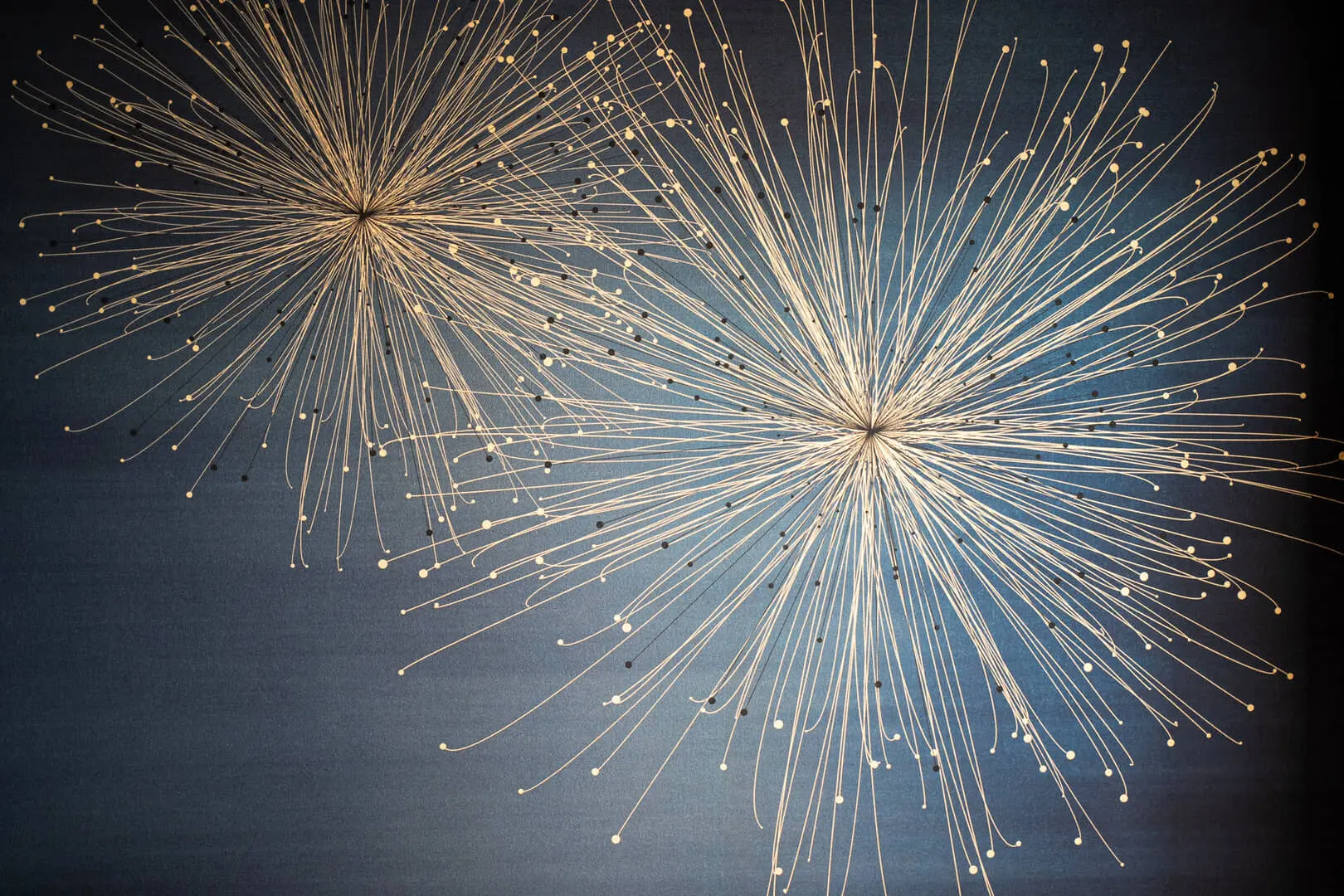 Fuochi d'artificio su sfondo blu scuro.
