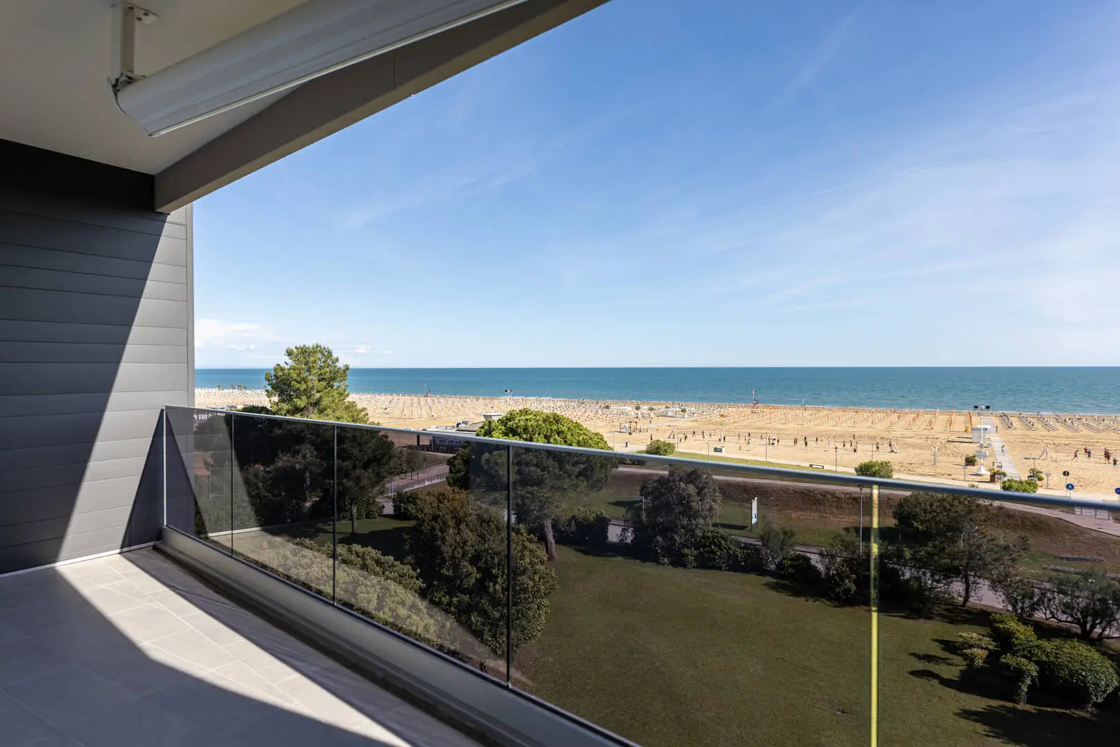 Vista mare da un balcone moderno sulla spiaggia.